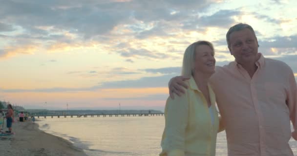 Liefdevolle ouder paar na een wandeling op het strand — Stockvideo