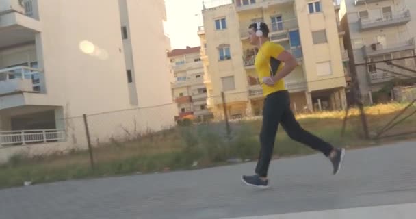 Man jogging med musik på morgonen — Stockvideo