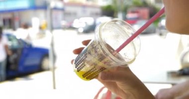 Plastik bardak içme suyu veya Sigara-Alkol kokteyli