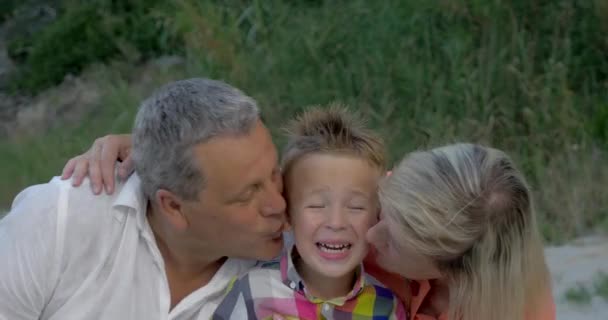 Grand-parents embrasser cher petit-fils — Video