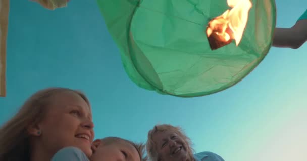 Familie's gonna fly sky lantaarn — Stockvideo