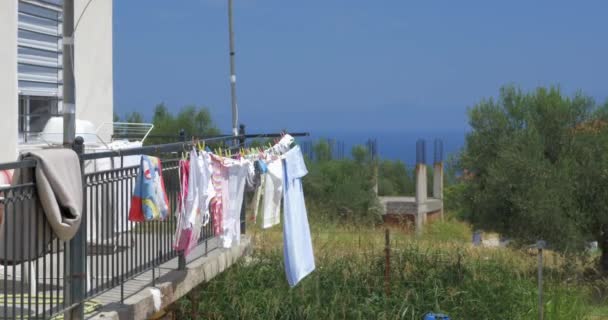 Одежда высыхает на балконе после стирки — стоковое видео