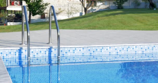 Cinemagraph - Piscina exterior con agua ondulada — Vídeos de Stock