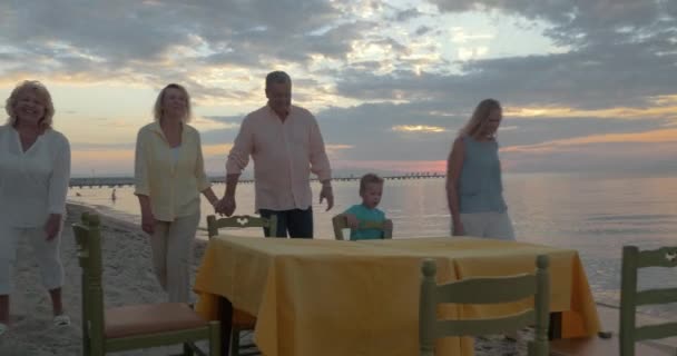 Familjen ska äta middag vid havet — Stockvideo