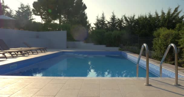 Piscina all'aperto e sdraio vuote — Video Stock