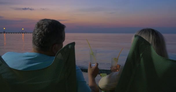夏のリゾート地のカクテルを持っているシニア カップル — ストック動画