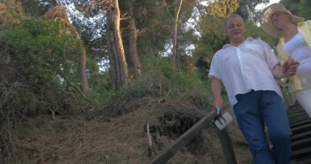 Hombre y mujer caminando en el bosque y tomando selfie — Vídeos de Stock