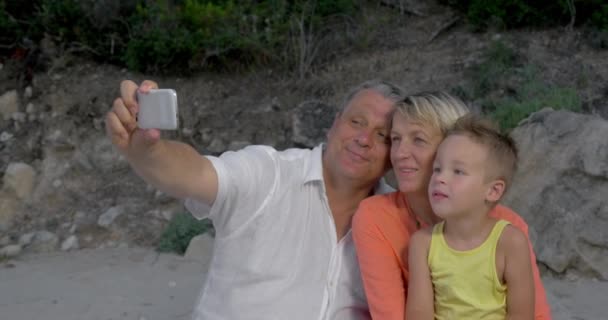 Abuelos y nieto tomando selfie móvil — Vídeos de Stock