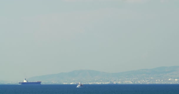 Barche in mare vicino alla città costiera — Video Stock