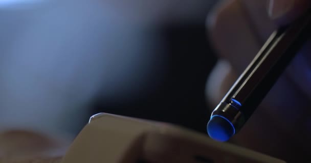 Smart Watch-klocka och penna på natten — Stockvideo