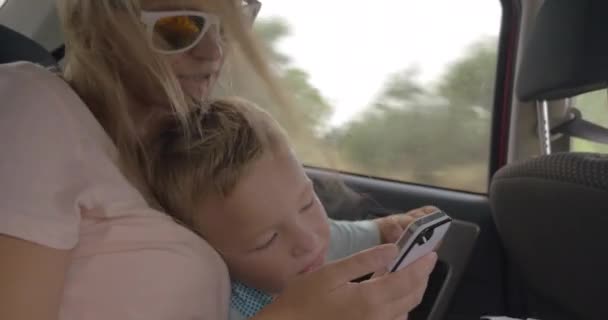 Mãe e criança vídeo conversando no celular no carro — Vídeo de Stock