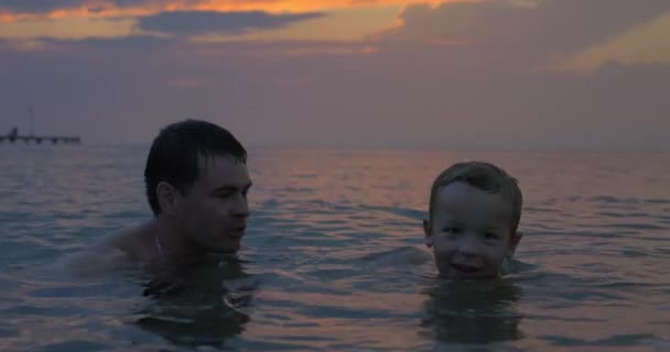 Niño y padre divirtiéndose en el mar — Vídeos de Stock