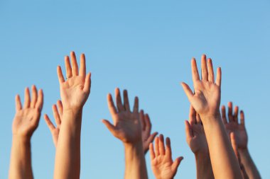 Bir grup insan elleri havada yetiştirme