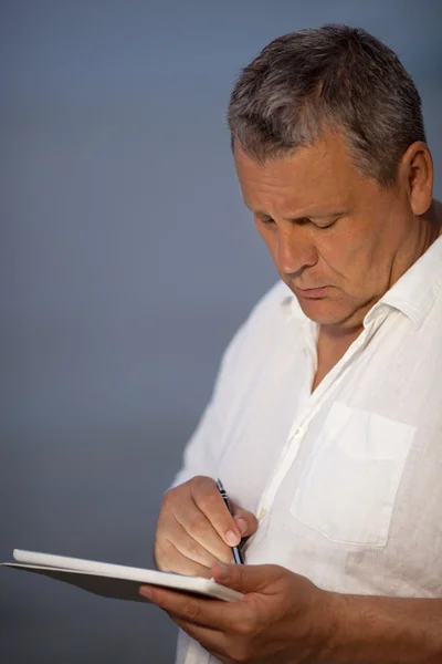 Man Using Pen on Handheld Tablet Computer — Stock Photo, Image