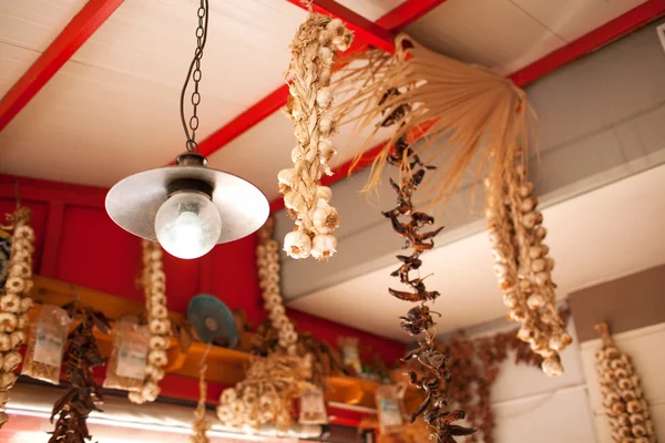 Knoblauch und Paprika hängen auf dem Markt von der Decke — Stockfoto