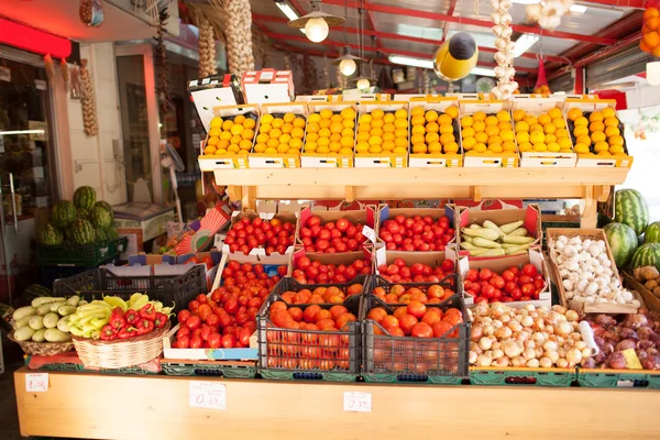 Färgglada färskvaror på displayen på livsmedelsmarknaden — Stockfoto