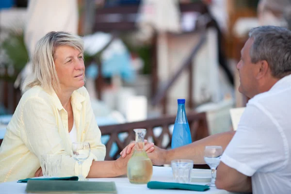 Liebendes Paar mittleren Alters genießt einen zärtlichen Moment — Stockfoto