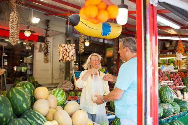 Compras de casal em uma loja de frutas e vegetais — Fotografia de Stock