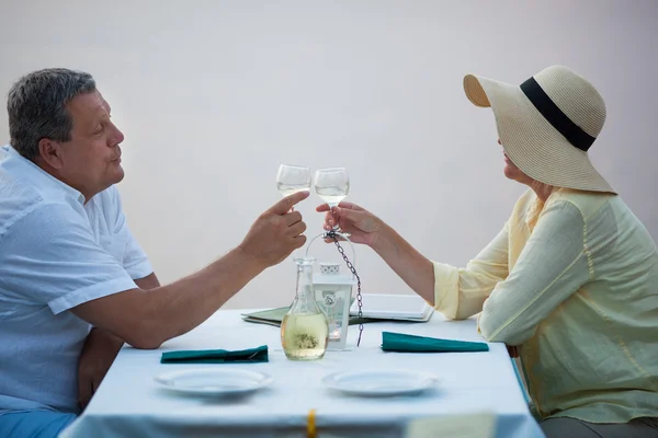 Birbirimizi toasting romantik orta yaşlı çift — Stok fotoğraf