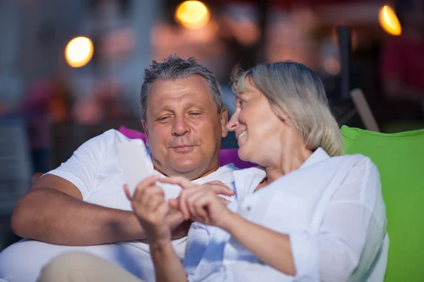 Loving middle-aged couple having an intimate chat — Stock Photo, Image