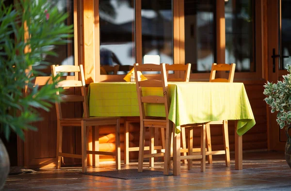 Colorida mesa al aire libre en un restaurante al aire libre — Foto de Stock