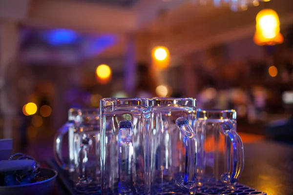 Schoon glaswerk op de teller van een nachtclub — Stockfoto