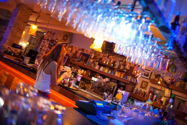 Jeune femme prenant un verre dans un bar à cocktails — Photo