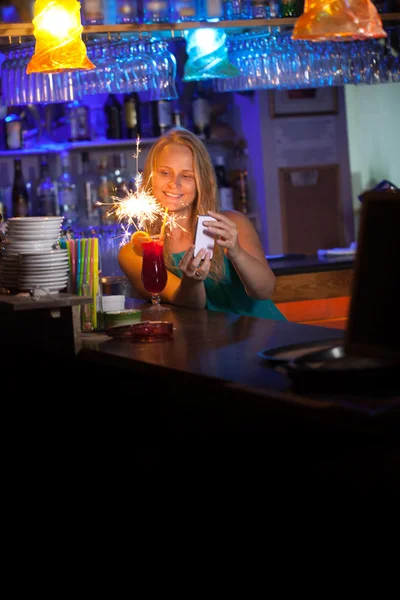 Aantrekkelijke vrouw vieren in een night club — Stockfoto