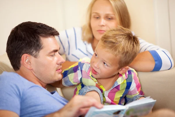 Padre che legge al suo giovane figlio — Foto Stock