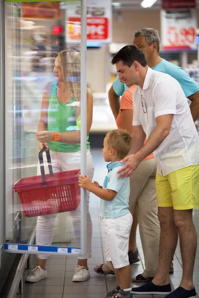 Familia eligiendo comida en el supermercado — Foto de Stock