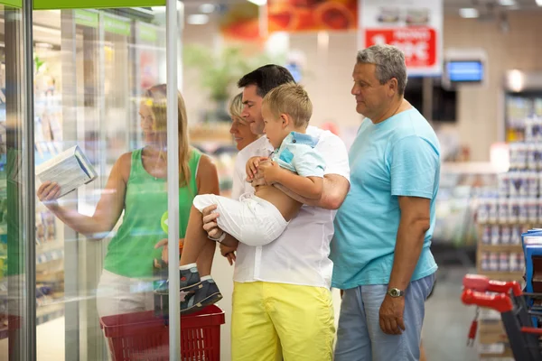 Rodina v supermarketu — Stock fotografie