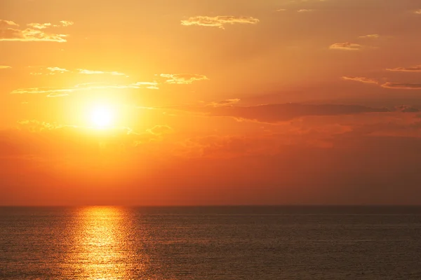 Spectaculaire oranje tropische zonsondergang — Stockfoto