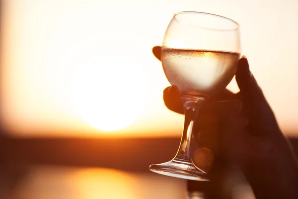 Közeli kép a kezében pohár ital — Stock Fotó