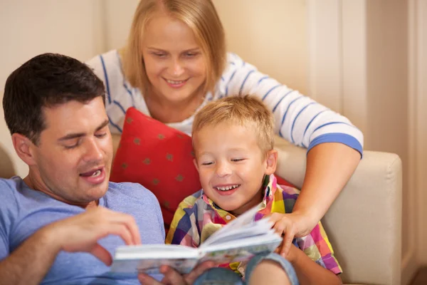 Familie liest gemeinsam Buch zu Hause — Stockfoto