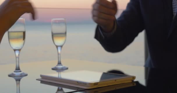Επιχειρηματίες κάνουν μια συμφωνία και πίνοντας κρασί — Αρχείο Βίντεο