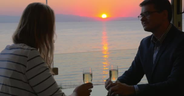 A tengerparti kávézóban romantikus időpont pár — Stock videók