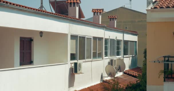 Vista sobre balcones blancos — Vídeos de Stock