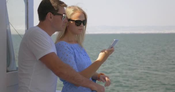 Jeune homme et jeune femme voyageant par la mer — Video