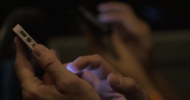 Cep telefonları, gece otobüs ile iki kişi