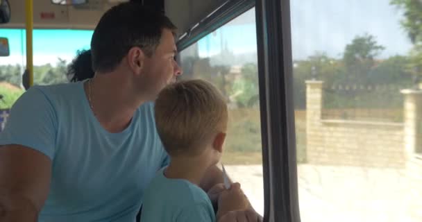 Vader en zoontje reizen per bus — Stockvideo