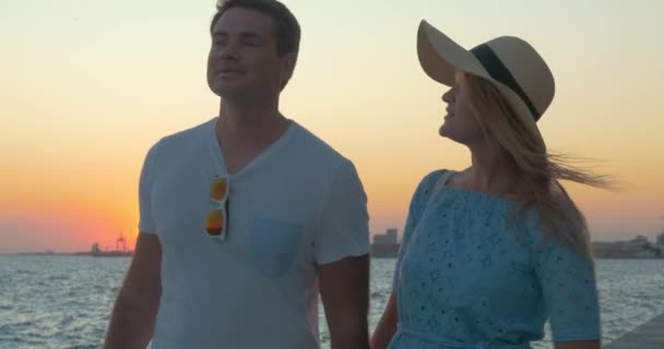 Paar läuft bei Sonnenuntergang auf Pier und macht Selfie — Stockvideo