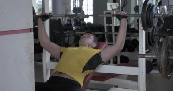 Bench press spor salonunda egzersiz — Stok video