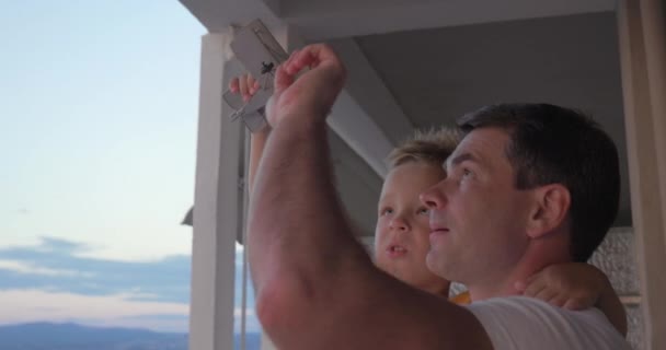 Father and child playing with toy plane — Stock Video