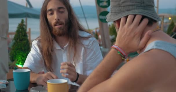 Viejos tipos hablando en la cafetería de la calle — Vídeos de Stock