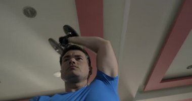 Sportif adam dumbell ile çalışma dışarı