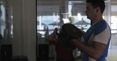 İki adam da spor salonunda egzersiz