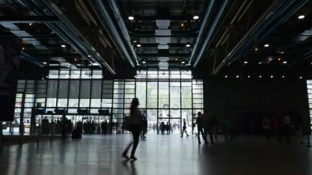Timelapse ruchu osób w centrum Pompidou — Wideo stockowe