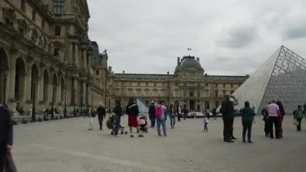 Hiperlapso del tráfico de personas por el Louvre, París — Vídeo de stock
