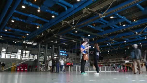 Timelapse av människor som vandrar i Centre Pompidou — Stockvideo