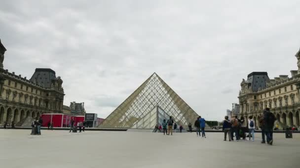 Hiperlapso de pessoas pelo Museu do Louvre — Vídeo de Stock